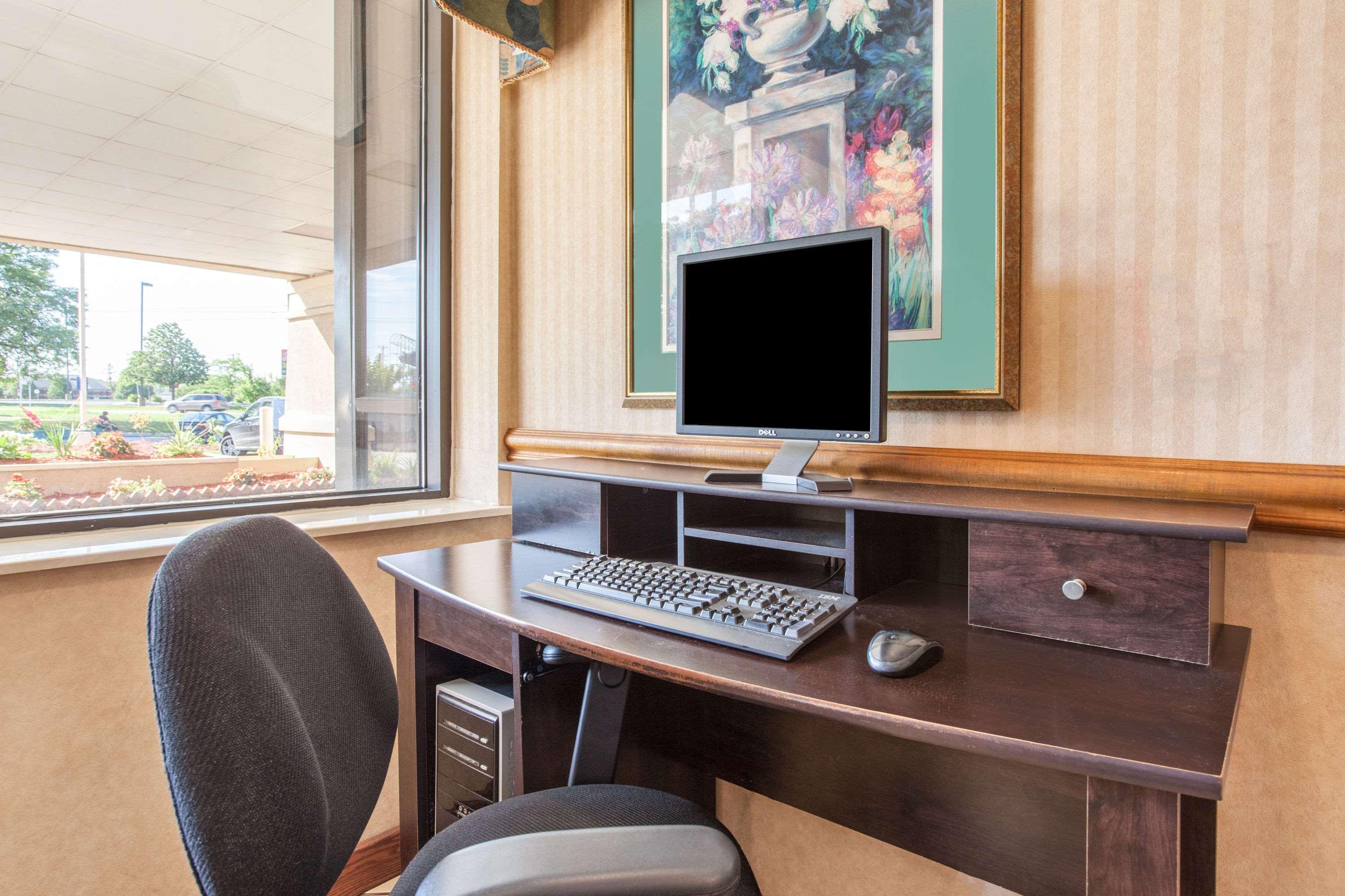 Baymont by Wyndham Detroit/Roseville Extérieur photo